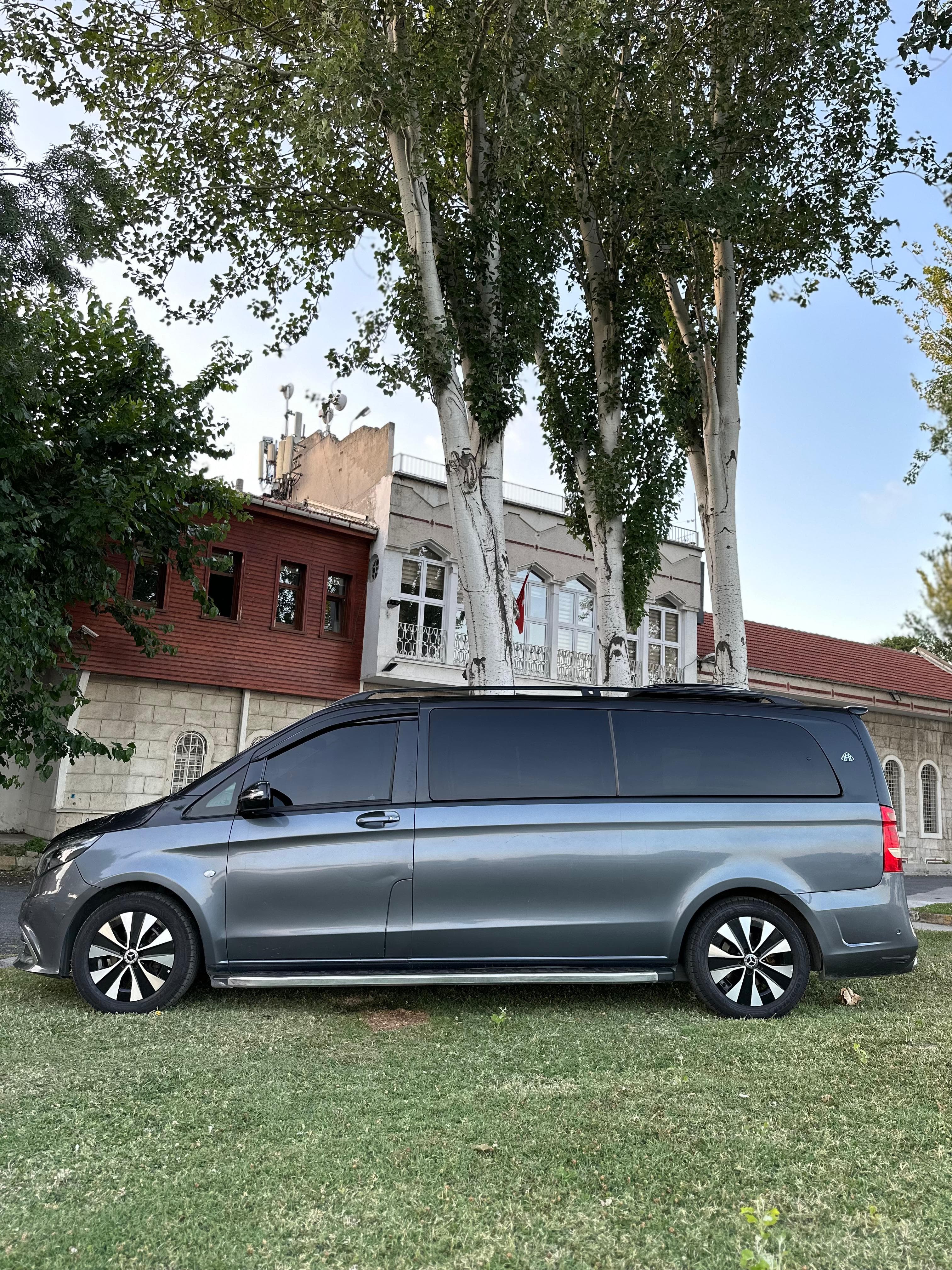 Mercedes Benz Maybach Vito side angle